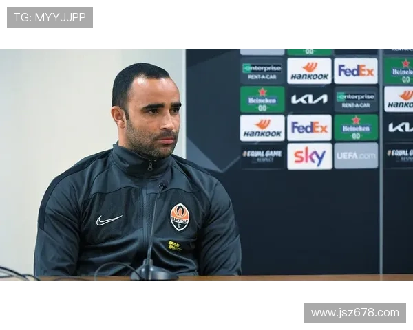 达韦尔萨迎伊斯梅利重返后防 达韦尔萨迎伊斯梅利重返后防